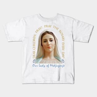 Medjugorje: Dear children pray the rosary Kids T-Shirt